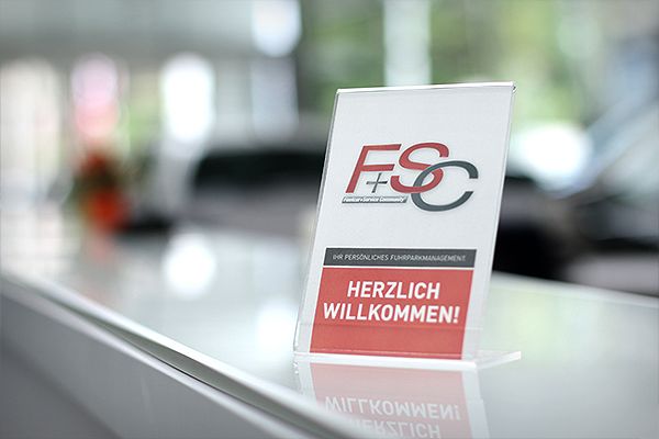Willkommensaufsteller von F+SC ist auf der Theke aufgestellt.
