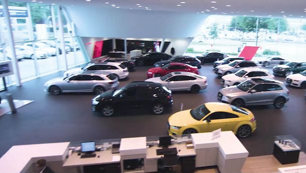 Zu sehen ist ein Showroom eines Autohauses, von oben fotografiert.