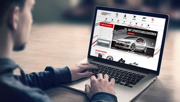 Mann surft auf ABT Shop Webseite